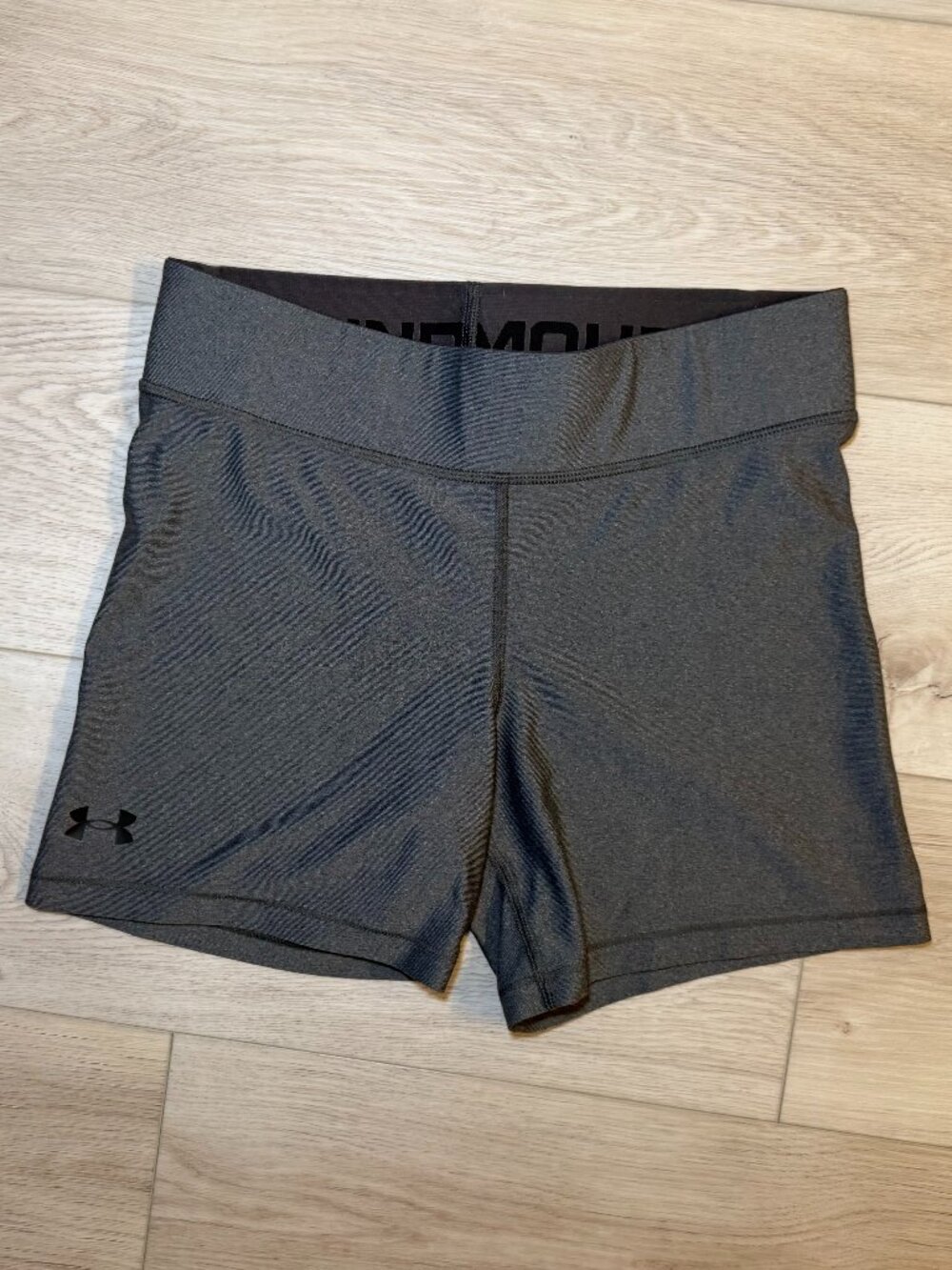 Under Armour‎ HeatGear Mid-Rise Shorts Women’s Medium Excellent Condition